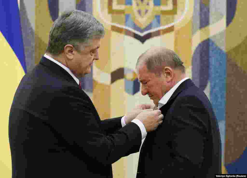 Петр Порошенко наградил прилетевших из Турции заместителей главы Меджлиса крымскотатарского народа Ильми Умерова и Ахтема Чийгоза орденами «За заслуги»