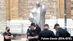 Policija ispred katedrale Srca Isusova u Sarajevu gdje će misu zadušnicu za žrtve Bleiburga i Križnih putova služiti vrhbosanski nadbiskup kardinal Vinko Puljić, 12. svibanj 2020.