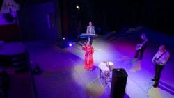 У перерві між піснями Ніна Матвієнко розповідала глядачам про те, як вона ставиться до сучасності та історії