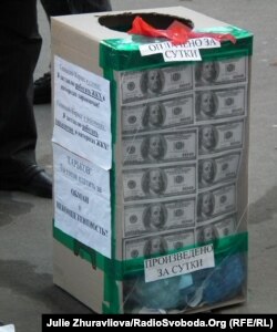 Активісти громадської організації прийшли до міськради з пакетами сміття, зібраного за день