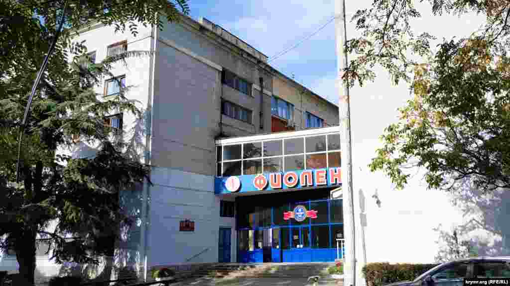 На улице Фрунзе расположен главный вход на завод «Фиолент», которому более 100 лет. Согласно историческим данным, в 1913 году на месте владений мещанина Кучерова предпринимателем Яковом Тиссеном был построен чугунно-литейный механический завод. Сейчас это предприятие считается одним из крупнейших производителей электроинструментов в Восточной Европе