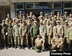 З учасниками АТО. Скобля – крайній праворуч у верхньому ряду