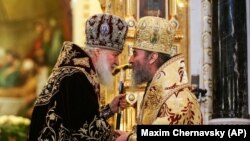 Московський патріарх Кирило (Гундяєв), ліворуч, і глава УПЦ (Московського патріархату) митрополит Онуфрій (Березовський). Москва, 1 лютого 2015 року