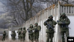 Російські військові біля української бази Перевальне