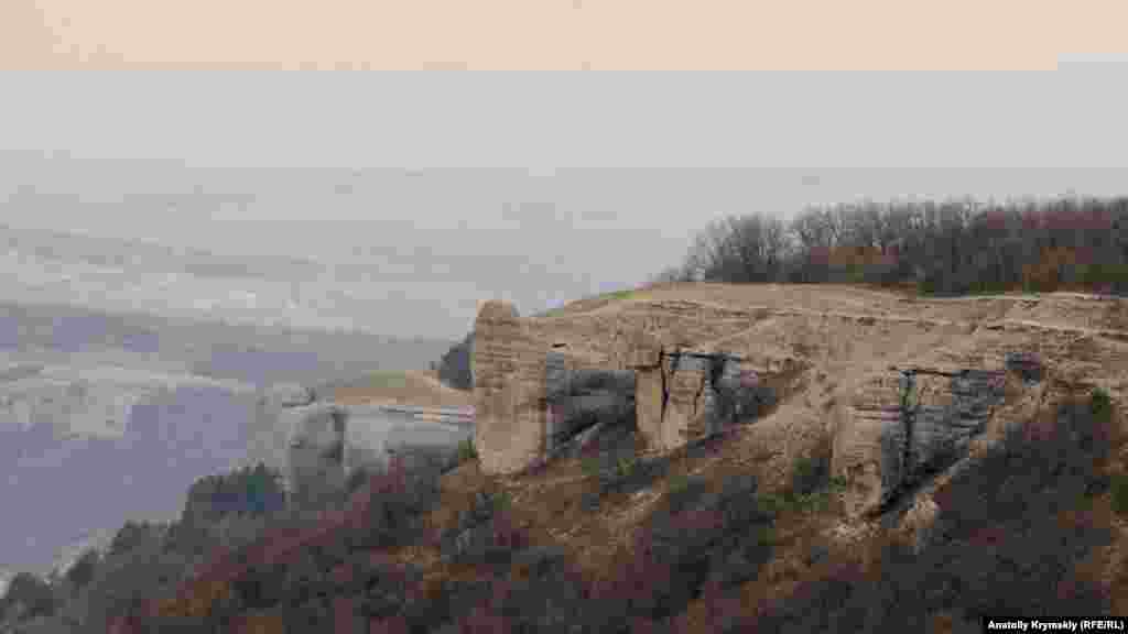 Гребень куэсты Внутренней гряды Крымских гор на границе Симферопольского и Бахчисарайского районов. Неподалеку находится село Левадки. Куэсты (от испанского «cuesta» – откос, склон горы) – форма рельефа в виде асимметричных гряд, образующихся при природном разрушения горных пород. Пологий склон гряды совпадает с более крепким, стойким к выветриванию наклонным слоем