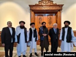 Мулла талібів Абдул Гані Барадар зустрічається з заступником генерального секретаря ООН з гуманітарних питань та координатором допомоги у надзвичайних ситуаціях Мартіном Гріффітсом (другий праворуч) у Кабулі, Афганістан. 5 вересня 2021 року