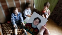 Анатолий Горлов и дети Светланы Давыдовой с ее портретом