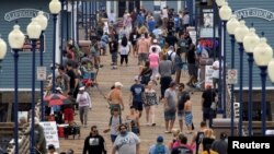 Лише декілька людей одягнули маски. рухаючись людною набережною. Каліфорнія. США. 22 червня 2020 року