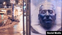 Постер с посмертной маской Сталина на московской улице