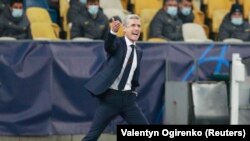 Головний тренер гірників Луїш Каштру керує діями підопічних у київському матчі проти «Інтера», жовтень 2020 року