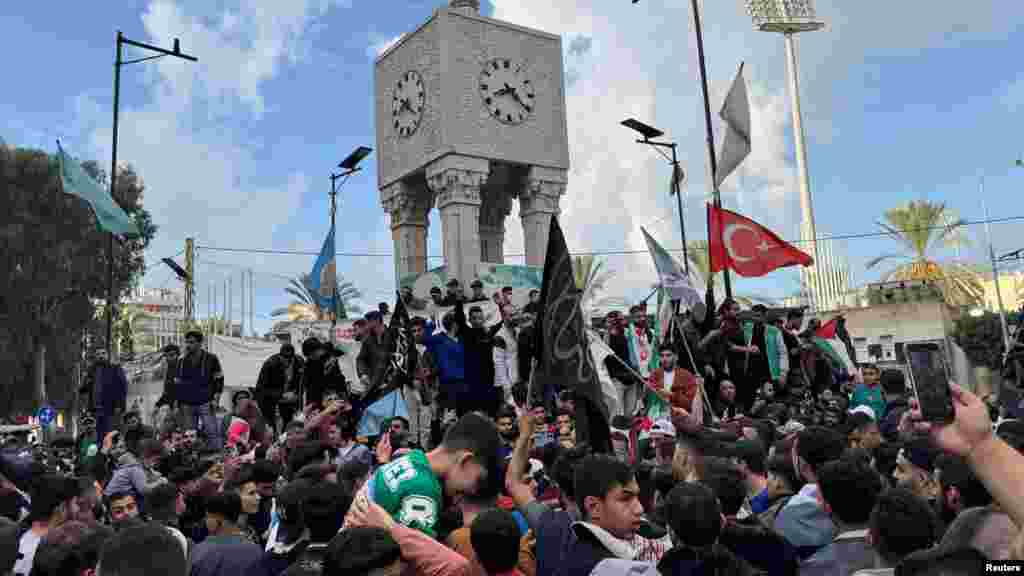 Slavlje u Bejrutu nakon što su sirijski pobunjenici objavili da su zbacili Asada. Razvoj događaja u Damasku podstakao je susede Sirije da preduzmu hitne mere. Liban je najavio zatvaranje graničnih prelaza sa Sirijom osim jednog koji povezuje Bejrut sa Damaskom.