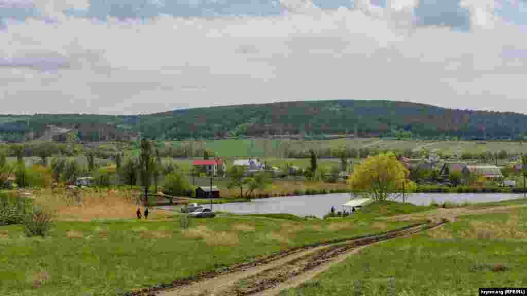 Рядом с ТЭС – платные сельские пруды, где водятся карпы. Одному человеку за день разрешается поймать на удочку не более пяти килограмм рыбы. Плата за полдня – 500 рублей (182 грн)