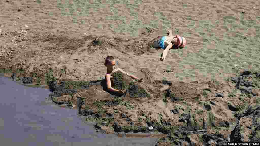 Приблизительно так когда-то в Капсихоре лечили людей в горячем песке