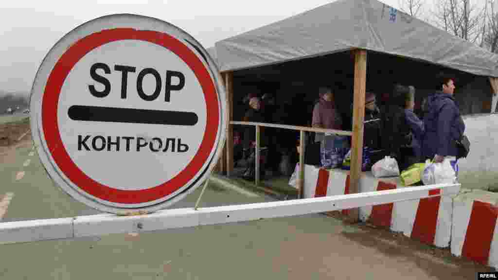 У Донецькій області працює КПВВ «Новотроїцьке». Російські гібридні сили відкривать пропуск зі свого боку лише двічі на тиждень, зазвичай це понеділок та п’ятниця, та пропускають лише за «спеціальним дозволом» від свого «штабу». На сьогодні це єдиний КПВВ, де можна проїхати своїм автотранспортом.