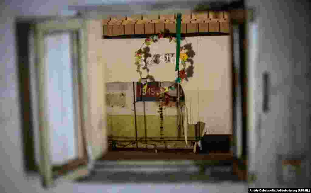 Шкільна актова зала. Вигляд на сцену через вікно. Війна застала її саме з цією декорацією – «Свято 1945»...  