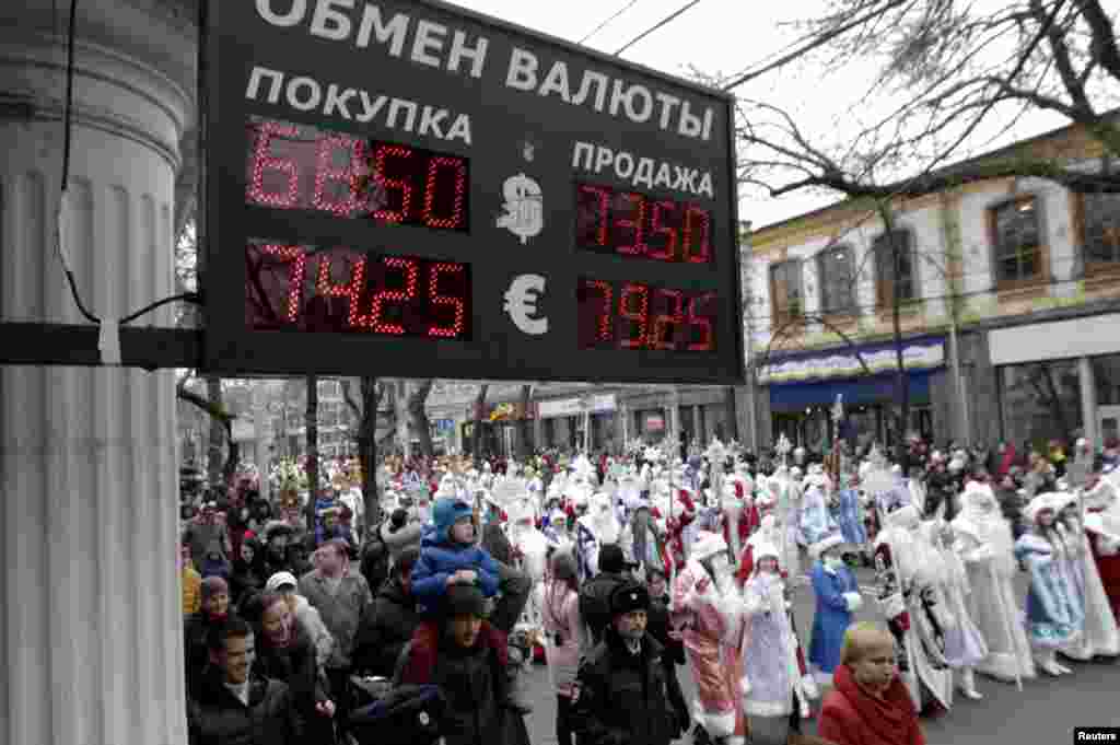 Шествие Дедов Морозов и Снегурочек по Краснодару, 20 декабря 2015 года. 