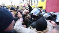 Бійка, газ, тиснява – активісти під Радою відбивали в силовиків апаратуру для віча (відео) Бійка, газ, тиснява – активісти під Радою відбивали в силовиків апаратуру для віча (відео)