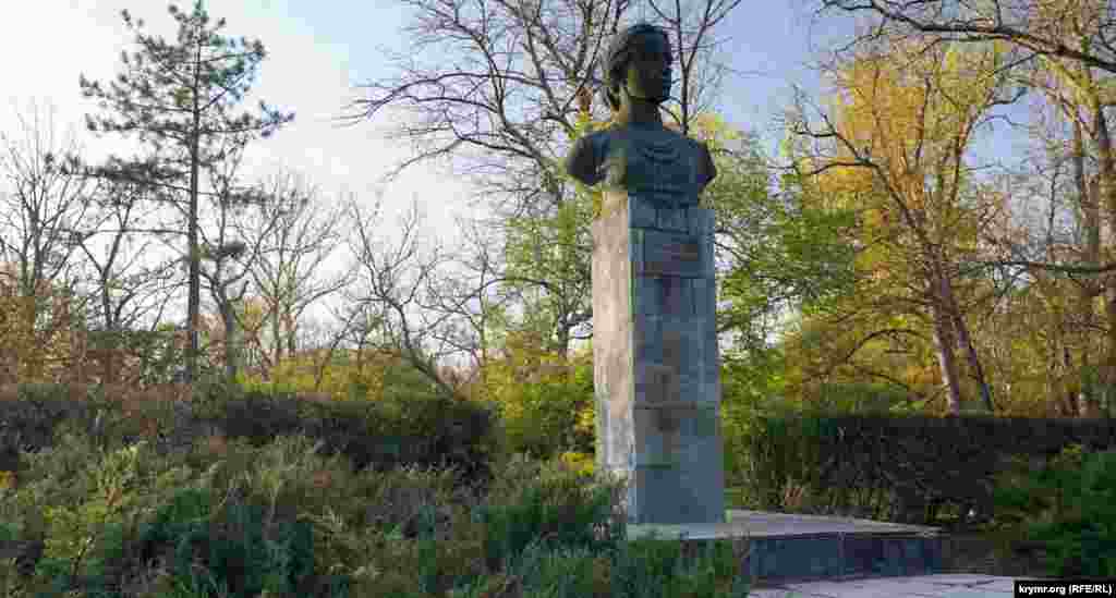 Приезжала сюда на лечение и Леся Украинка. Бюст украинской поэтессы установлен в городском парке. «Мені таки добре в цьому сонці та морському повітрі!», – написано на табличке под ее именем