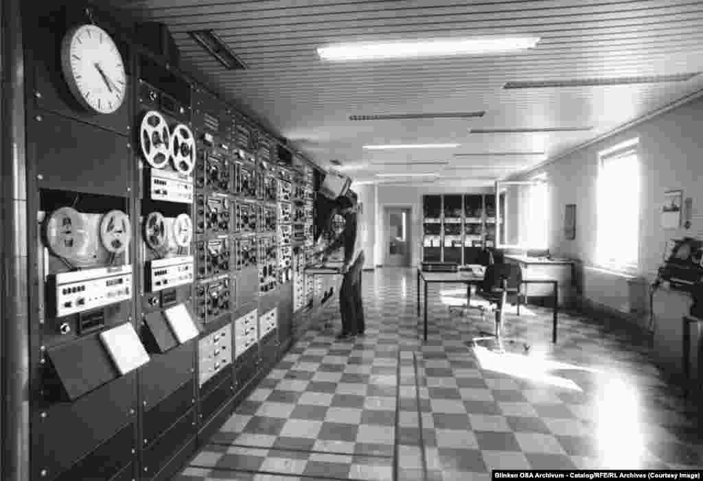 Моніторинговий зал в Мюнхені, де записувалися трансляції з комуністичних країн, щоб співробітники радіо могли їх прослухати.Радіо Вільна Європа та Радіо Свобода об'єдналися у 1976 році в одну корпорацію