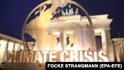 Президент ВЕФ Борге Бренде наголосив: якщо в найближче десятиліття світ не боротиметься з проблемами клімату, то опиниться в ситуації, яку можна порівняти з «переставлянням шезлонгів на «Титаніку»