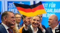 Liderka krajnje desnice Alice Weidel (Alis Vajdel) maše njemačkom zastavom u sjedištu stranke AfD u Berlinu nakon objavljenih rezultata izlazne ankete za njemačke izbore, 23. februara 2025.