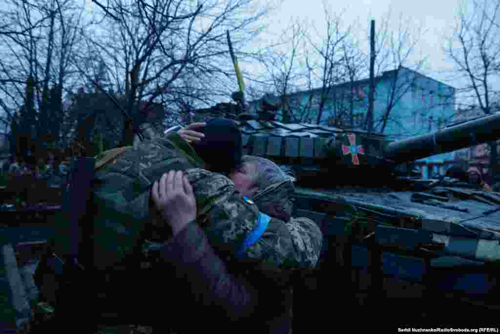 Чернігівська область, 2 квітня 2022 року. Жителька щойно звільненого Бахмача не може стримати емоцій. Вона обіймає українського військового і крізь сльози промовляє: «Я не можу! Не можу! Це наші, наші хлопці!»