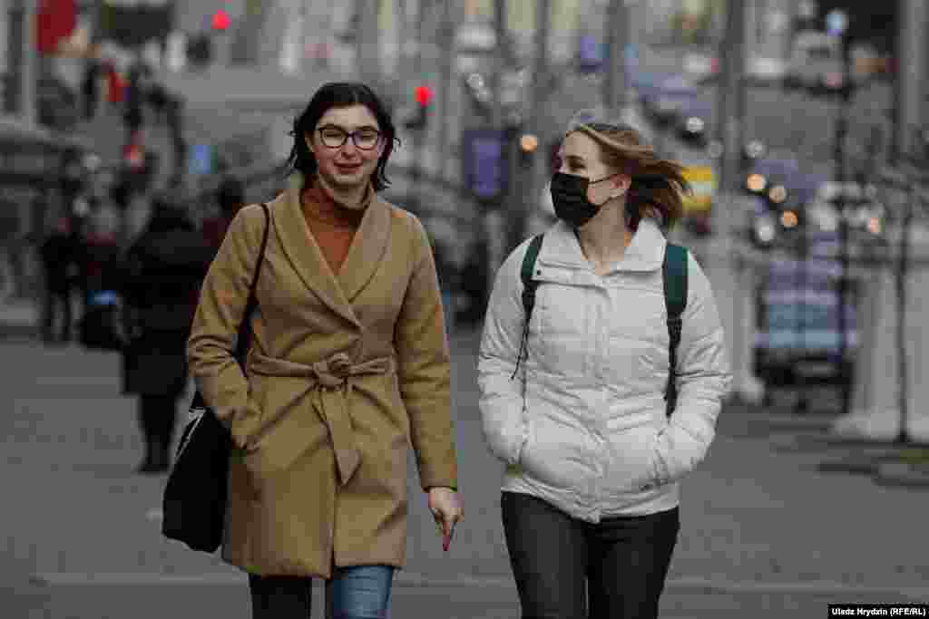 Жінки гуляють у центрі Мінську 20 квітня