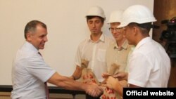 Иллюстрационное фото. В преддверии Дня строителя в крымском парламенте Владимир Константинов чествовал ветеранов и работников строительной отрасли