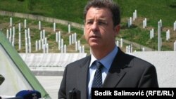 На фото головний прокурор IRMCT Серж Браммерц. Він заявив, що Фульгенс Каїшема переховувався понад 20 років