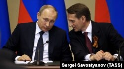 За даними агентства, серед них – його головний кремлівський радник із зовнішньої політики Юрій Ушаков, директор Служби зовнішньої розвідки РФ Сергій Наришкін