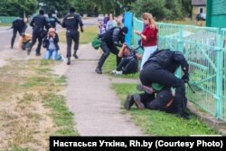 У Лебедєві ОМОНівці затримали та побили жителів, які подали колективну заяву до сільського виконавчого комітету, 12 серпня