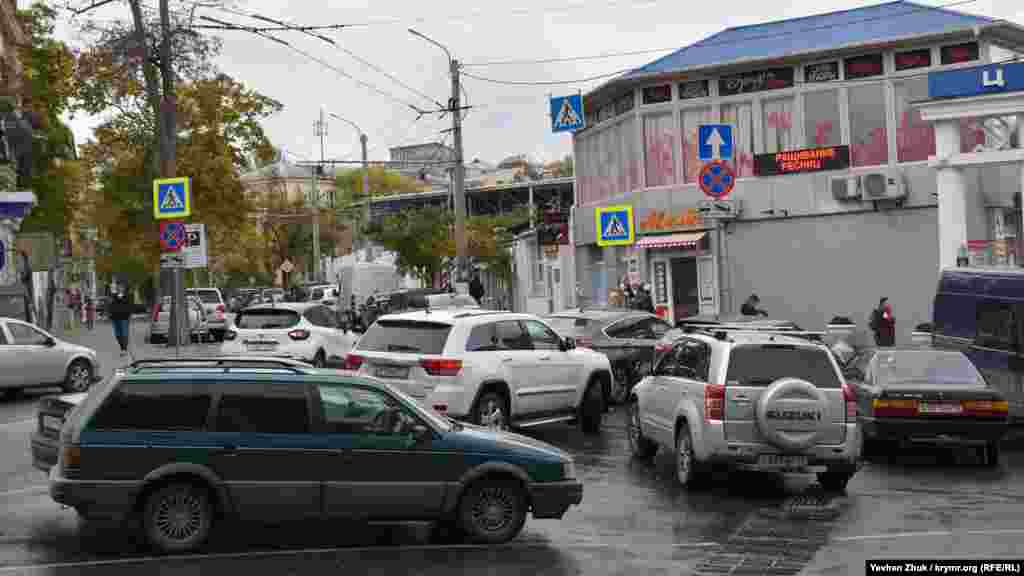 У Центрального рынка – парковочный коллапс