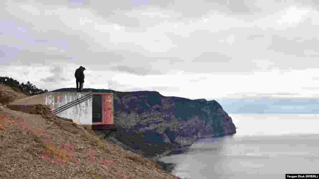 Висящая на скале над пропастью железная «бочка» диаметром 1,8 метра и высотой 2 метра – высотный наблюдательный пост времен Первой мировой войны
