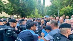 Sukob demonstranata i policije u Podgorici uoči dodjele Trinaestojulske nagrade Sukob demonstranata i policije u Podgorici uoči dodjele Trinaestojulske nagrade