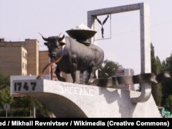 Жовтий Клин. Пам'ятник гербу Енгельського муніципального району. Місто Енгельс Саратовської області, колишня назва – Покровськ, до того це була Покровська слобода, яку заснували українські чумаки у 1747 році. Поволзькі німці називали місто Kosakenstadt