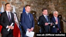 Мирослав Лайчак (третій зліва) серед міністрів країн Вишеградської групи