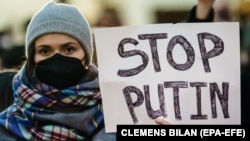 Демонстрантка на акції в Берліні 22 лютого