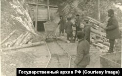 В'язні ГУЛАГУ у копальнях під Магаданом