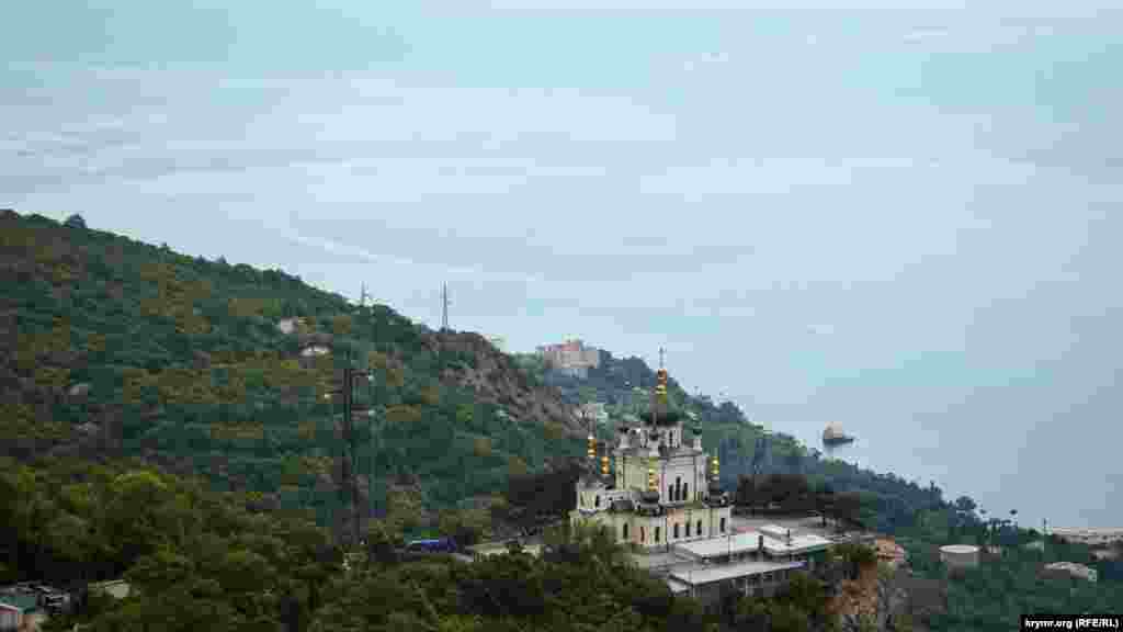 Со смотровой площадки открывается вид на поселок Форос и Храм Воскресения Христова 