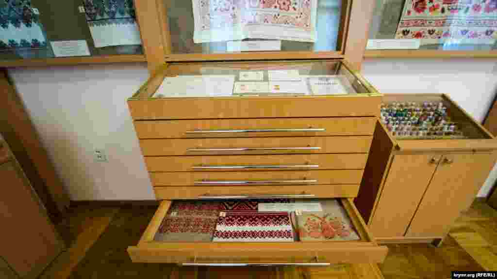 Большая часть экспозиции мемориального зала мастерицы хранится в таких выдвижных ящиках 