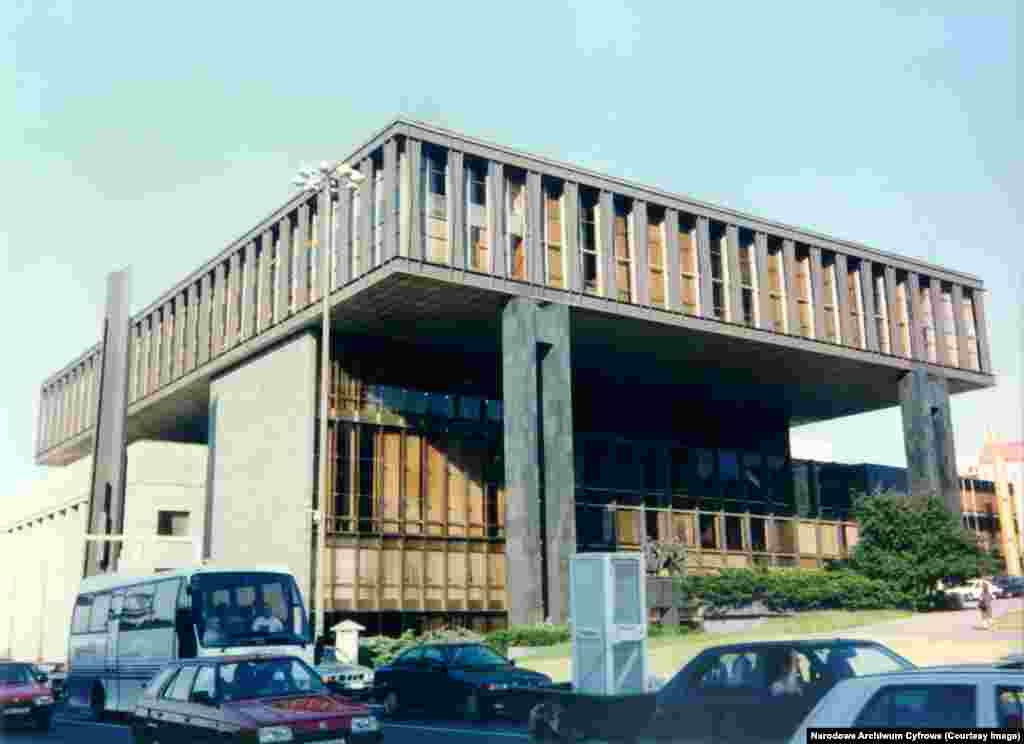 У 1995 році Радіо Вільна Європа/Радіо Свобода переїхало до Праги. Цю будівлю в центрі чеської столиці – колишній чехословацький комуністичний парламент – запропонував мовнику тогочасний президент Вацлав Гавел за формальну орендну плату – одну чеську крону на рік.Вона слугувала штаб-квартирою до 2009 року, а потім радіостанція переїхала до спеціально збудованого офісу за межами центру Праги