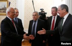 Архівне фото. Палестинський переговорник Саеб Ерекат (ліворуч) збирається тиснути руку главі МЗС Росії Сергію Лаврову. 22 грудня 2014 року
