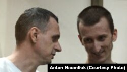 Олег Сенцов и Александр Кольченко в день приговора в суде Ростова-на-Дону, 25 августа 2015 г.