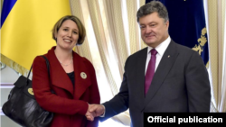 Посол Великої Британії в Україні Джудіт Гоф (ліворуч) разом із президентом України Петром Порошенком