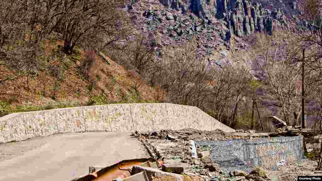 Но как сообщила в начале текущего года пресс-служба прокуратуры Киевского района г. Симферополя «Согласно договору работы должны были быть завершены до конца 2014 года, однако до сих пор в полном объеме не выполнены, и остаток незакрытого аванса в размере почти 6 млн. рублей не возвращен. При этом подрядчик с прошлого года вообще не осуществляет хозяйственную деятельность»...