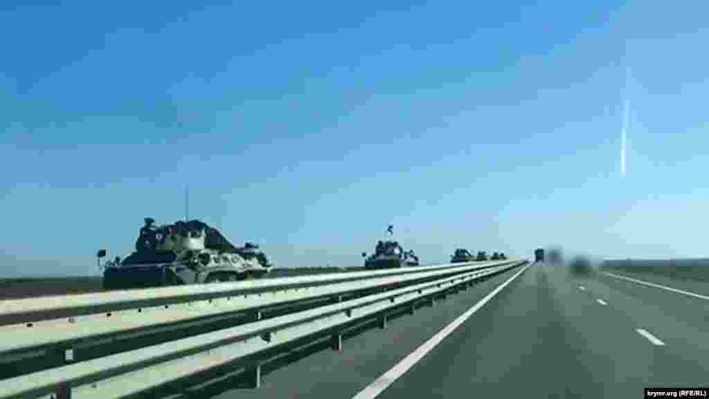 Масштабное перемещение колонны российской бронетехники по трассе «Таврида», 10 сентября 2021 года. По трассе «Таврида» со стороны Керчи и Феодосии 10 сентября прошла большая колонна российской бронетехники. По информации корреспондента Крым.Реалии, колонна состояла из 30 бронетранспортеров и 30 военных грузовиков. На некоторых БТР были установлены флаги с эмблемой морской пехоты Черноморского флота России