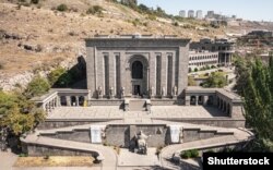 Матенадаран, спеціально побудована споруда, відкрита в Єревані в 1959 році для зберігання вірменських рукописів