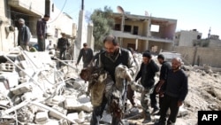 На месте бомбардировки работают сотрудники Красного Креста (Дума, Сирия, 26 февраля 2016 года)