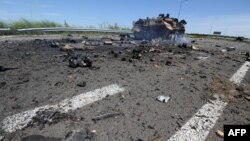 Ілюстративне фото. Знищена бронемашина поблизу Луганського аеропорту, 2014 рік