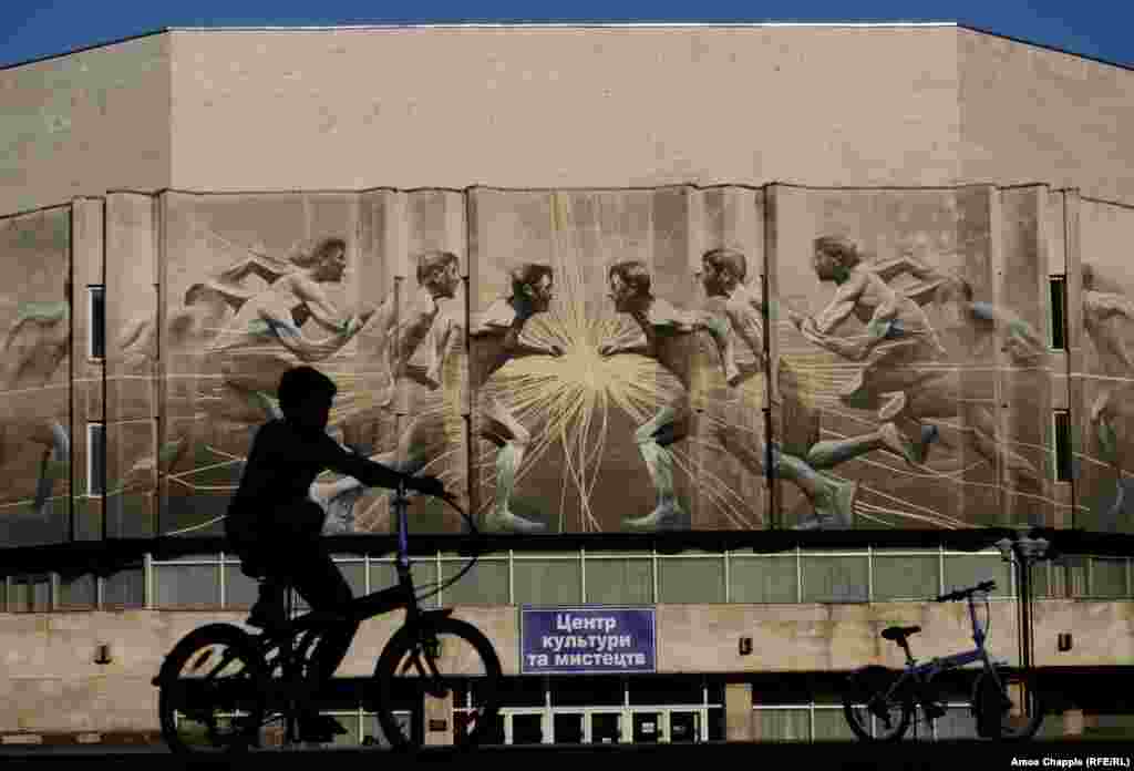 «Зіткнення й відкриття», автор – канадський художник Li-Hill, прикрашає одну з будівель Київського політехнічного інституту (ЦКМ КПІ, проспект Перемоги, 37)